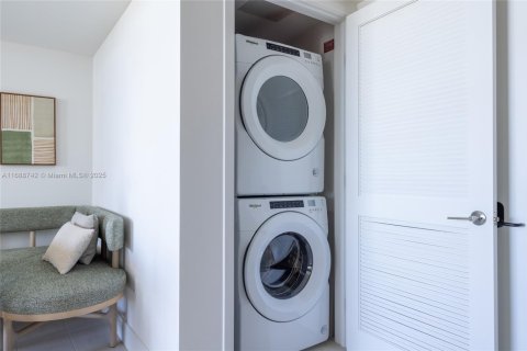 Condominio en alquiler en Miami, Florida, 1 dormitorio, 68.75 m2 № 2012193 - foto 15