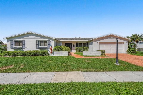 Casa en Miami, Florida 4 dormitorios, 174.01 m2 № 2382707