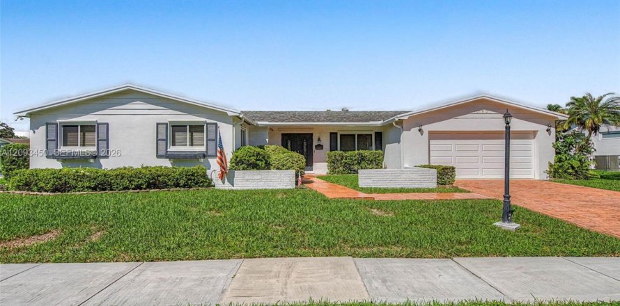 Casa en Miami, Florida 4 dormitorios, 174.01 m2 № 2382707