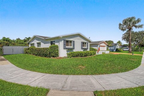 Casa en venta en Miami, Florida, 4 dormitorios, 174.01 m2 № 2382707 - foto 2