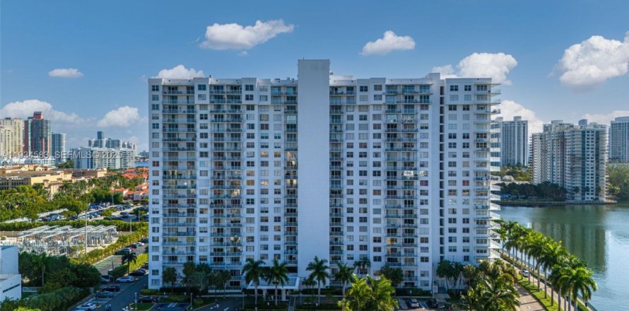 Кондоминиум с 1 спальней в Авентура, Флорида № 1992968