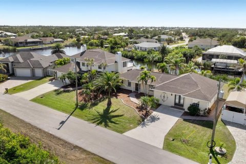 House in Port Charlotte, Florida 7 bedrooms, 526.94 sq.m. № 1721578 - photo 1
