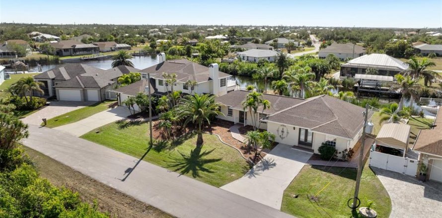 House in Port Charlotte, Florida 7 bedrooms, 526.94 sq.m. № 1721578