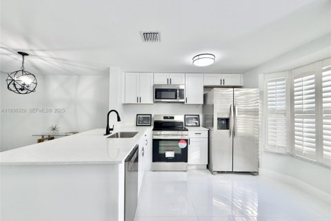 Снять в аренду таунхаус в Помпано-Бич, Флорида 2 спальни, 94.57м2, № 1994858 - фото 3