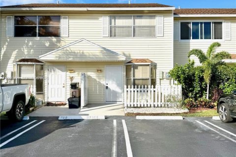 Снять в аренду таунхаус в Помпано-Бич, Флорида 2 спальни, 94.57м2, № 1994858 - фото 2