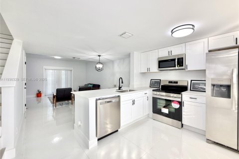 Снять в аренду таунхаус в Помпано-Бич, Флорида 2 спальни, 94.57м2, № 1994858 - фото 4