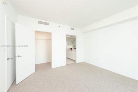 Condo in Miami, Florida, 2 bedrooms  № 2053030 - photo 16