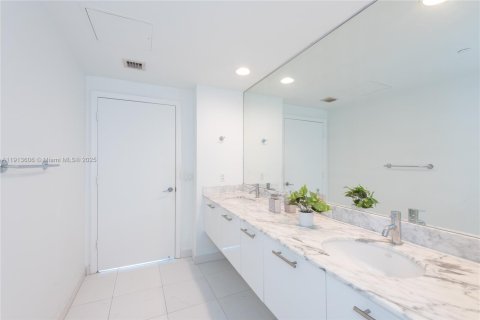 Condo in Miami, Florida, 2 bedrooms  № 2053030 - photo 22