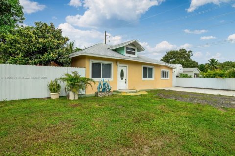 Casa en venta en West Palm Beach, Florida, 3 dormitorios, 98.1 m2 № 1946313 - foto 1