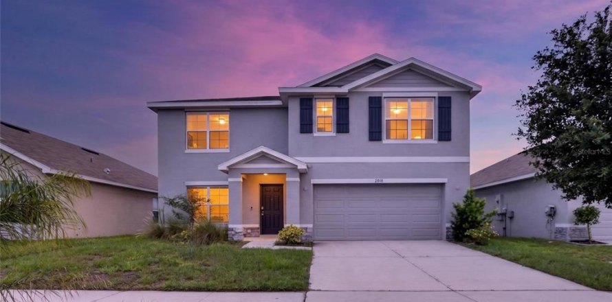 House in Wimauma, Florida 5 bedrooms, 248.42 sq.m. № 2317447