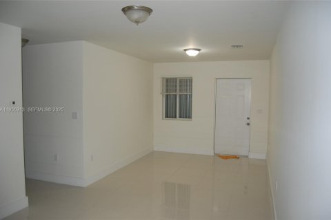 Casa en alquiler en Miami, Florida, 3 dormitorios, 92.9 m2 № 1994869 - foto 25