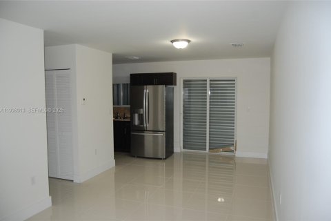 Casa en alquiler en Miami, Florida, 3 dormitorios, 92.9 m2 № 1994869 - foto 26