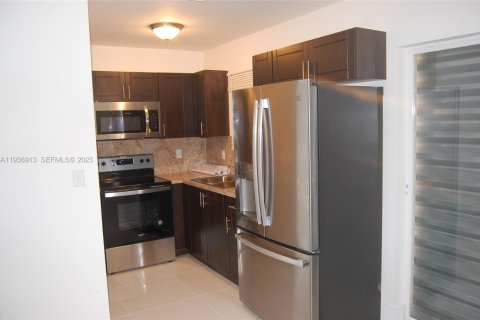 Casa en alquiler en Miami, Florida, 3 dormitorios, 92.9 m2 № 1994869 - foto 11