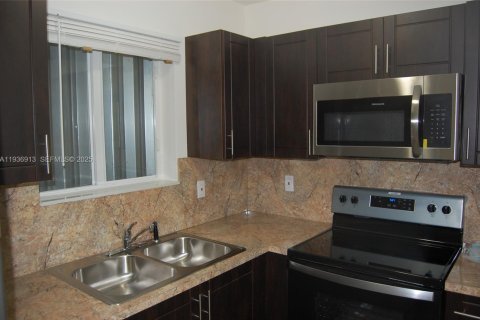 Casa en alquiler en Miami, Florida, 3 dormitorios, 92.9 m2 № 1994869 - foto 10