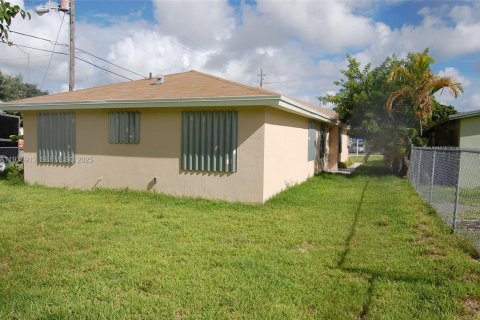 Casa en alquiler en Miami, Florida, 3 dormitorios, 92.9 m2 № 1994869 - foto 4