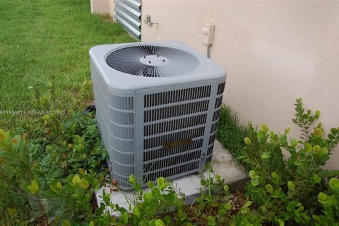 Casa en alquiler en Miami, Florida, 3 dormitorios, 92.9 m2 № 1994869 - foto 6