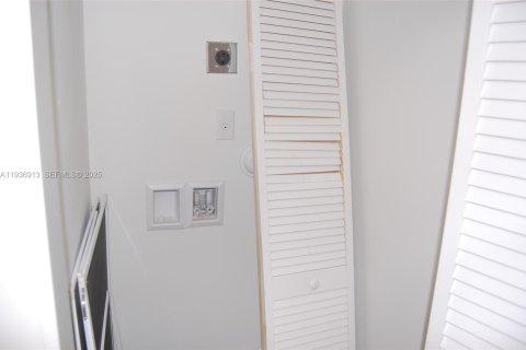 Casa en alquiler en Miami, Florida, 3 dormitorios, 92.9 m2 № 1994869 - foto 16