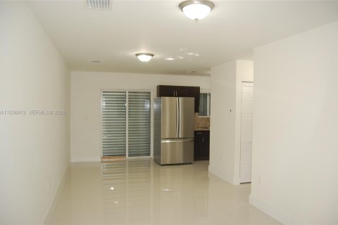 Casa en alquiler en Miami, Florida, 3 dormitorios, 92.9 m2 № 1994869 - foto 8