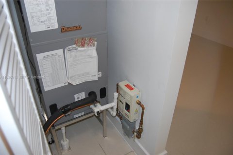 Casa en alquiler en Miami, Florida, 3 dormitorios, 92.9 m2 № 1994869 - foto 29