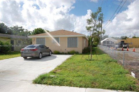 House in Miami, Florida 3 bedrooms, 83.61 sq.m. № 1994869