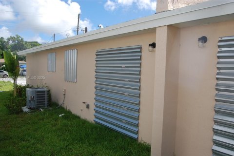 Casa en alquiler en Miami, Florida, 3 dormitorios, 92.9 m2 № 1994869 - foto 7