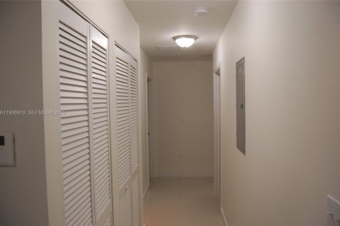 Casa en alquiler en Miami, Florida, 3 dormitorios, 92.9 m2 № 1994869 - foto 13