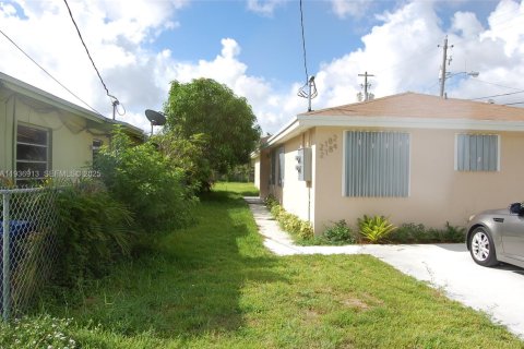 Casa en alquiler en Miami, Florida, 3 dormitorios, 92.9 m2 № 1994869 - foto 2