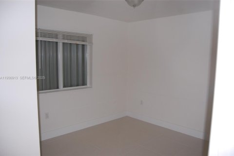Casa en alquiler en Miami, Florida, 3 dormitorios, 92.9 m2 № 1994869 - foto 18