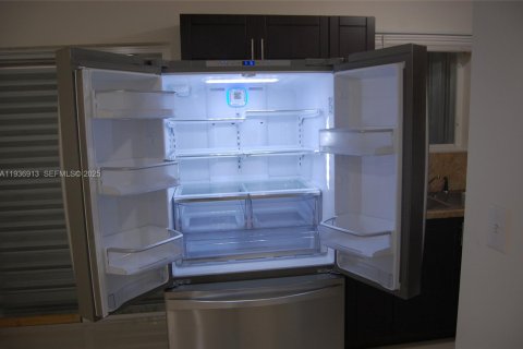 Casa en alquiler en Miami, Florida, 3 dormitorios, 92.9 m2 № 1994869 - foto 12