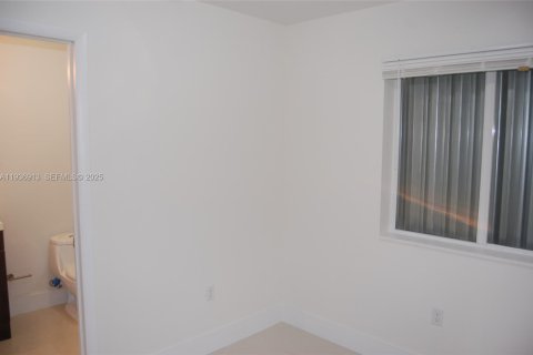 Casa en alquiler en Miami, Florida, 3 dormitorios, 92.9 m2 № 1994869 - foto 22