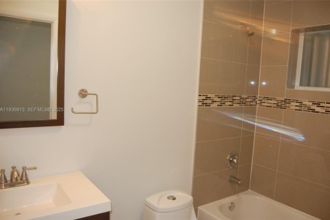 Casa en alquiler en Miami, Florida, 3 dormitorios, 92.9 m2 № 1994869 - foto 24
