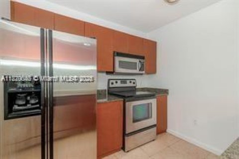 Condo in Miami, Florida, 2 bedrooms № 1895774 - photo 5