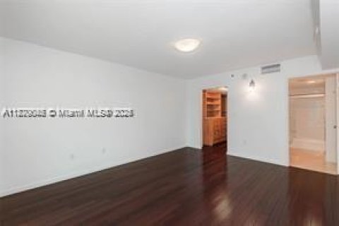 Condo in Miami, Florida, 2 bedrooms № 1895774 - photo 8
