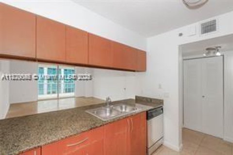 Condo in Miami, Florida, 2 bedrooms № 1895774 - photo 4