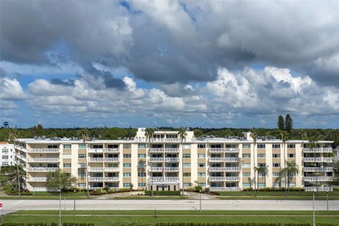 Condo à Saint Petersburg, Floride, 1 chambre  № 2322455