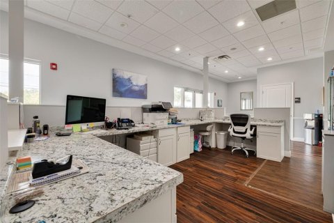 Propiedad comercial en alquiler en Largo, Florida № 2103849 - foto 7