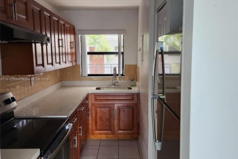 Condominio en alquiler en Miami, Florida, 2 dormitorios, 79.9 m2 № 2013552 - foto 3