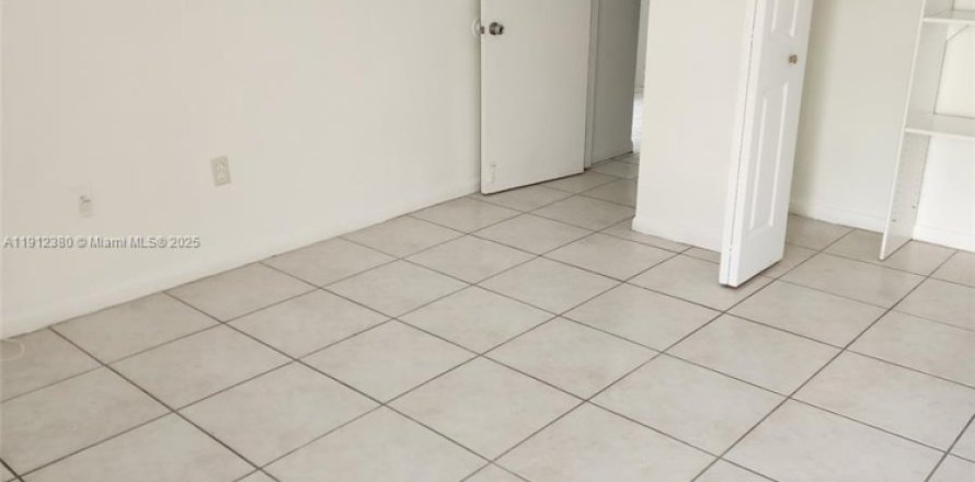 Condominio en Miami, Florida, 2 dormitorios  № 2013552