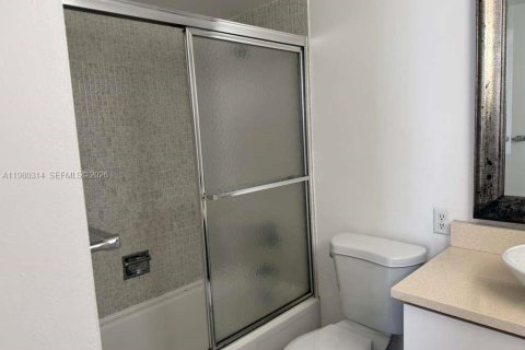 Copropriété à vendre à Sunny Isles Beach, Floride: 2 chambres, 83.05 m2 № 2044872 - photo 10