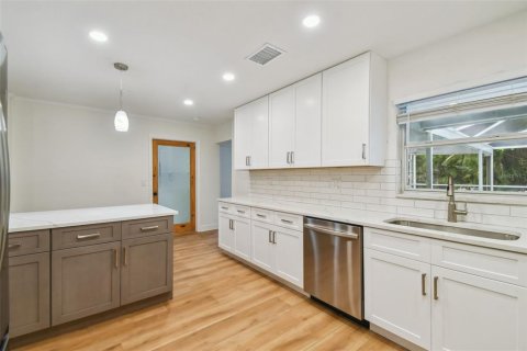 House in Tampa, Florida 3 bedrooms, 150.13 sq.m. № 1849892 - photo 23