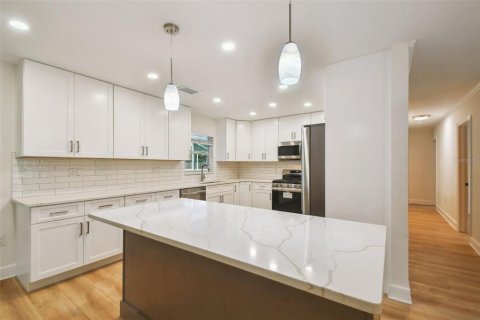 House in Tampa, Florida 3 bedrooms, 150.13 sq.m. № 1849892 - photo 15