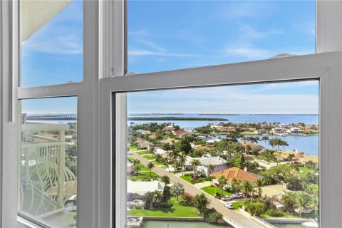 Condo in Saint Petersburg, Florida, 2 bedrooms  № 2349193 - photo 25