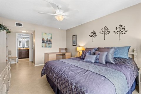 Condo in Saint Petersburg, Florida, 2 bedrooms  № 2349193 - photo 24