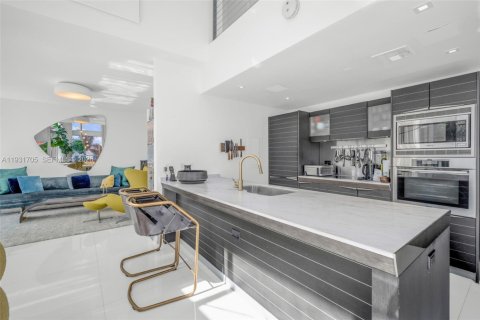 Condo in Miami, Florida, 2 bedrooms № 2059904 - photo 9