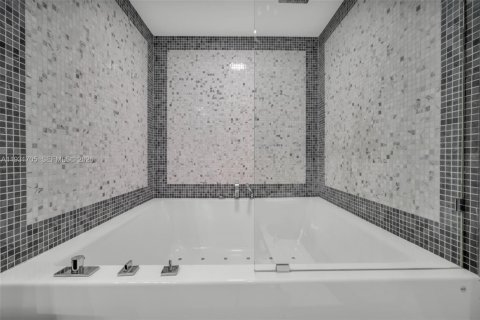 Condo in Miami, Florida, 2 bedrooms № 2059904 - photo 24