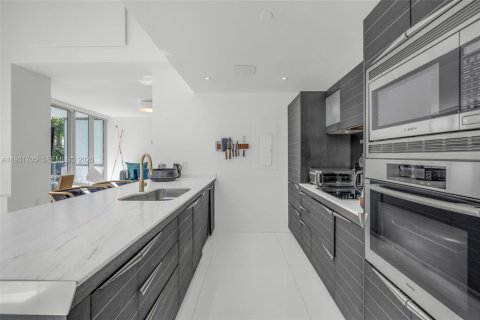 Condo in Miami, Florida, 2 bedrooms № 2059904 - photo 10