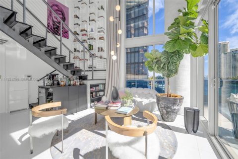 Condo in Miami, Florida, 2 bedrooms № 2059904 - photo 3