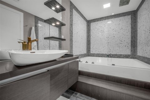 Condo in Miami, Florida, 2 bedrooms № 2059904 - photo 22