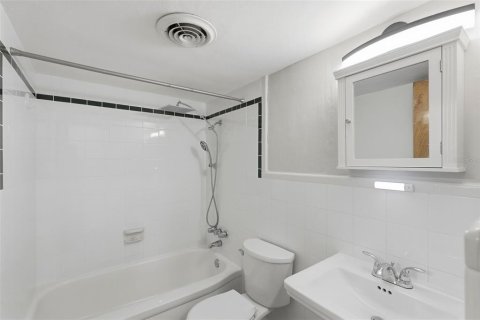 Condominio en venta en Kenneth City, Florida, 1 dormitorio, 60.57 m2 № 2101363 - foto 10