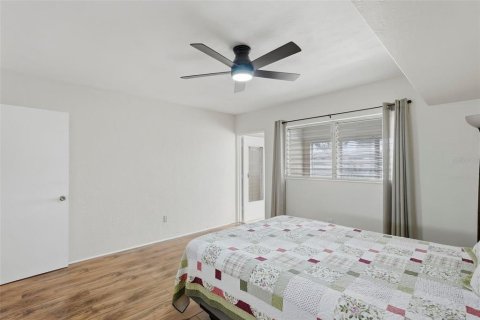 Condominio en venta en Kenneth City, Florida, 1 dormitorio, 60.57 m2 № 2101363 - foto 13